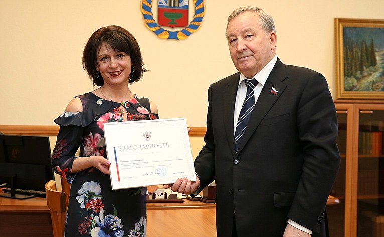 Александр Карлин вручил награды Совета Федерации представителям Алтайского края за значительный вклад в развитие экономики и социальной сферы региона