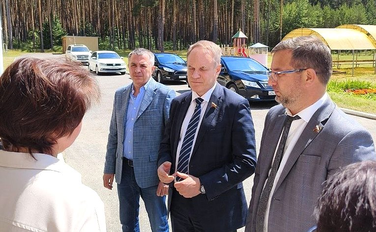 Александр Башкин и Николай Владимиров посетили пункт временного размещения вынужденных переселенцев, эвакуированных с Донбасса