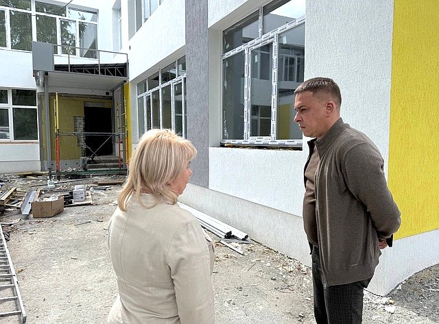 Айрат Гибатдинов в рамках контроля за реализацией национальных проектов посетил образовательные учреждения города, где ведутся капитальные ремонтные работы