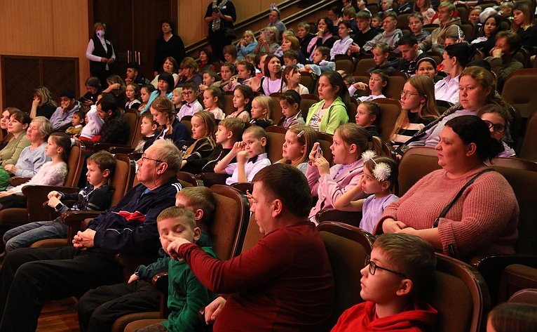 Новогодний праздник для 400 вологодских детей прошел в Вологодском театре юного зрителя