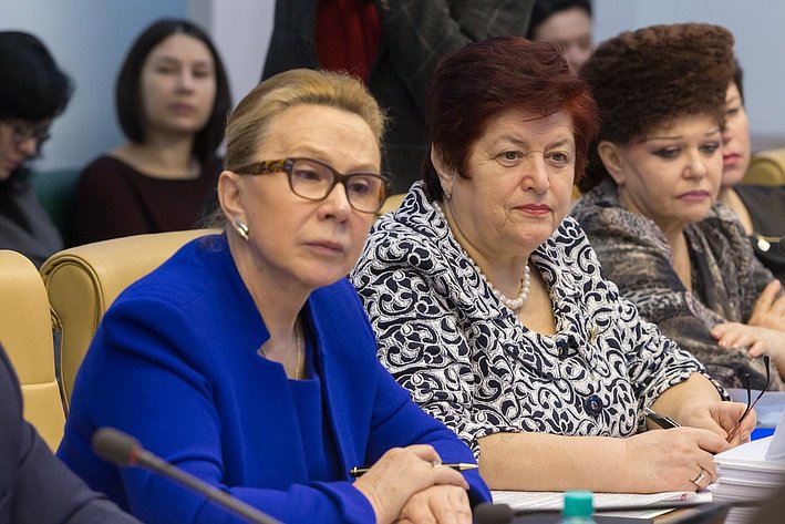 Л. Косткина, Л. Козлова и В. Петренко Заседание Комитета Совета Федерации по социальной политике