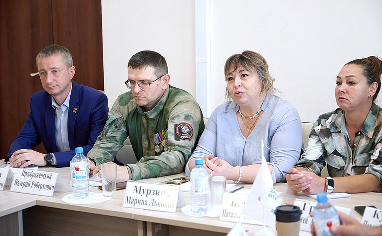 Во Владимире парламентарии посетили филиал Государственного фонда поддержки участников специальной военной операции «Защитники Отечества», где прошла конструктивная беседа с участниками СВО и членами их семей