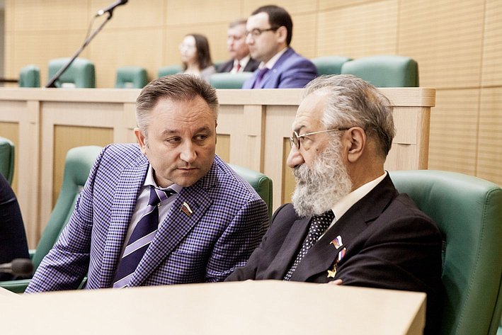 Егор Атанов и Артур Чилингаров на 358 заседании Совета Федерации