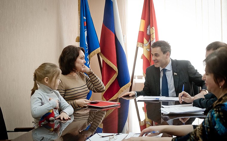 Сенатор от Челябинской области Константин Цыбко проводит прием граждан в своем регионе