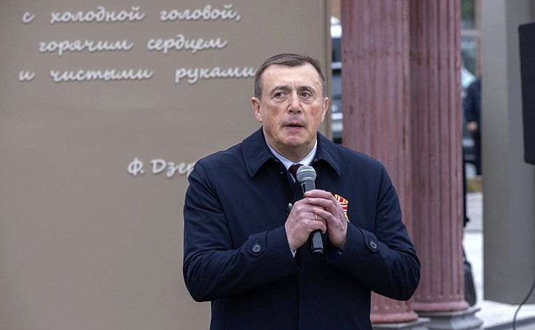 Григорий Карасин вместе с губернатором Сахалинской области Валерием Лимаренко, представителями силовых ведомств и общественности открыли в Южно-Сахалинске сквер «Щит и Меч»
