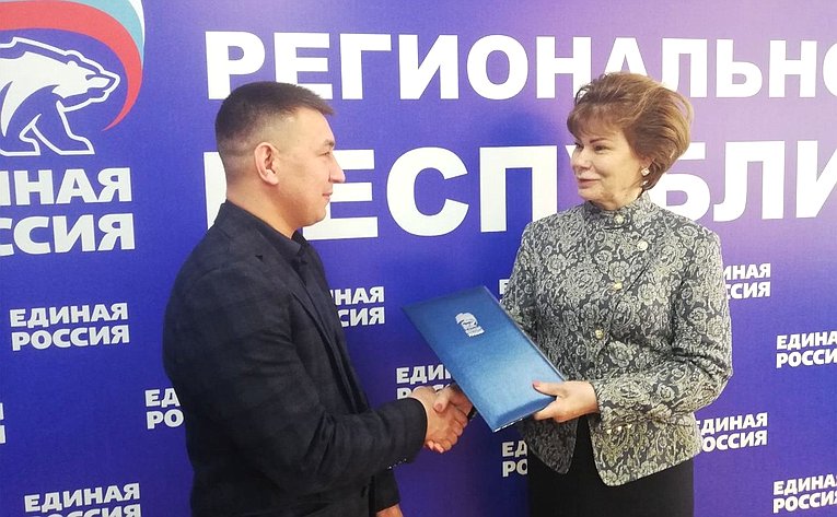 Татьяна Гигель передала борцовские ковры улаганским спортсменам