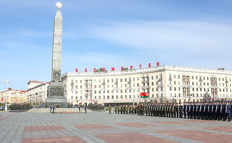 Сенаторы приняли участие в возложении цветов к Монументу Победы (фото: Пресс-служба Совета Республики Национального собрания Беларуси)