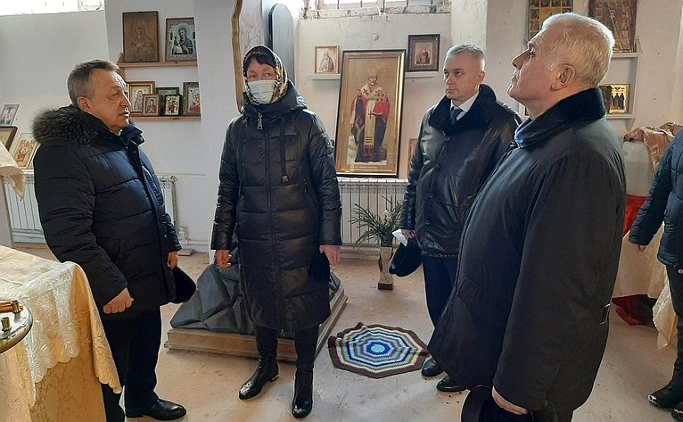 Сенатор Сергей Мартынов проверил ход работ по реконструкции храма в Илети
