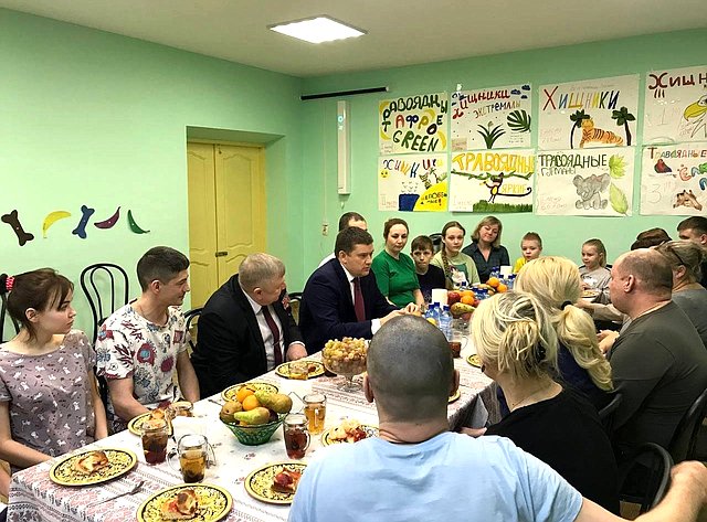 Николай Журавлев в рамках рабочей поездки в регион встретился с семьями военнослужащих, проходящими реабилитацию в санаторно-курортных учреждениях