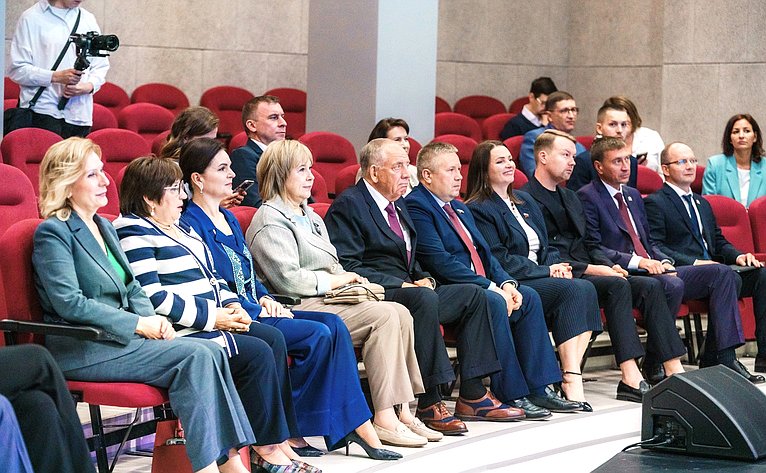 Сенаторы посетили Школу креативных индустрий на базе Окружного Дома народного творчества и Центр народных художественных промыслов и ремесел