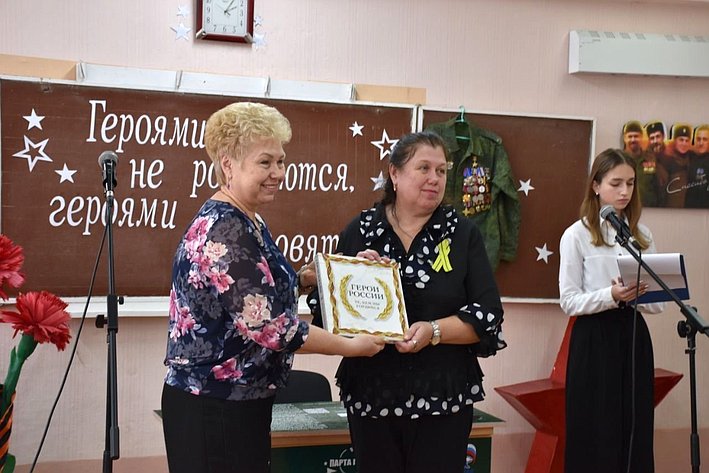 Ольга Бас в ходе поездки в регион посетила образовательные учреждения г. Алчевска