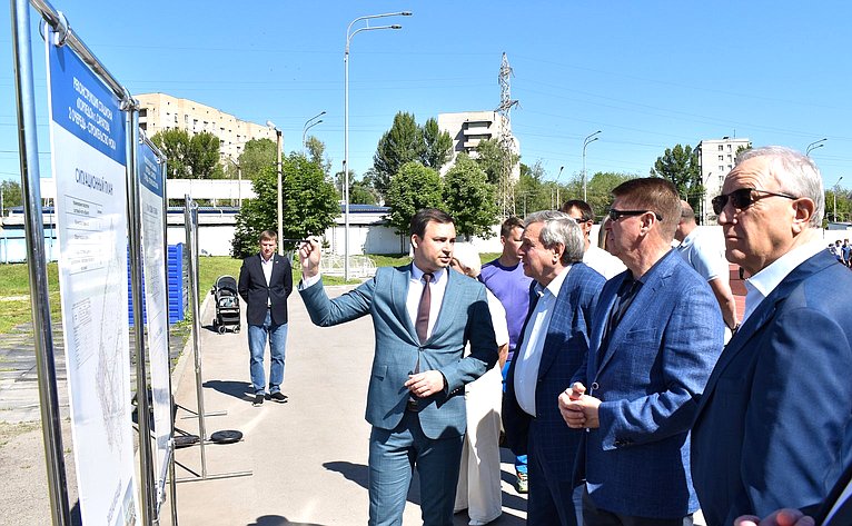 В ходе поездки сенаторы РФ побывали на стадионе «Торпедо», где в планах строительство универсального спортзала и реконструкция водноспортивной базы «Олимпия» в Энгельсе