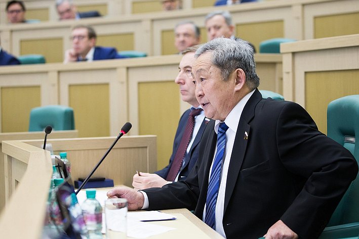 А. Тулохонов на 385-м заседании Совета Федерации
