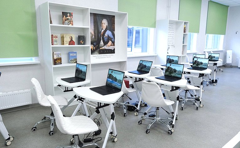В рамках работы Х Парламентского форума «Историко-культурное наследие России» в Великом Новгороде Валентина Матвиенко посетила детскую общеобразовательную школу имени Г.Р. Державина и Дом музыки имени С.В. Рахманинова