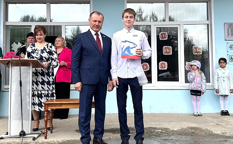 Игорь Мурог поздравил выпускников Милославской школы с последним звонком