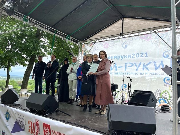 Ольга Хохлова приветствовала участников и гостей фестиваля творчества и ремёсел «Реки-Руки», состоявшегося во Владимире