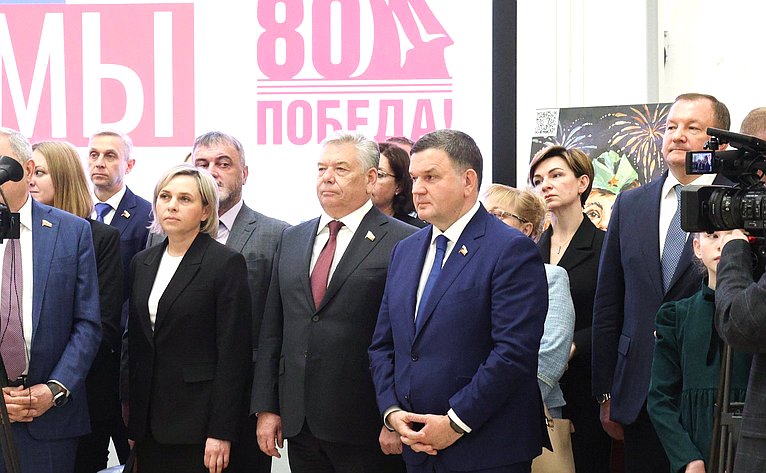 Лилия Гумерова и Дмитрий Василенко открыли в верхней палате выставку детского рисунка «Жизнь, делённая на граммы»