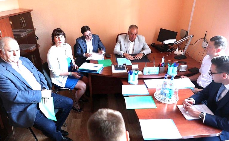 Сергей Митин провел выездное заседание рабочей группы по противодействию незаконному обороту упакованной питьевой воды