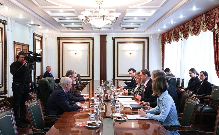 Константин Косачев провел встречу с наблюдателями за выборами Президента России от Международного движения русофилов