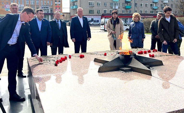 Сенаторы РФ возложили цветы к мемориалу Вечный огонь и памятнику генерал-лейтенанту М.Г. Ефремову на центральной площади г. Вязьма
