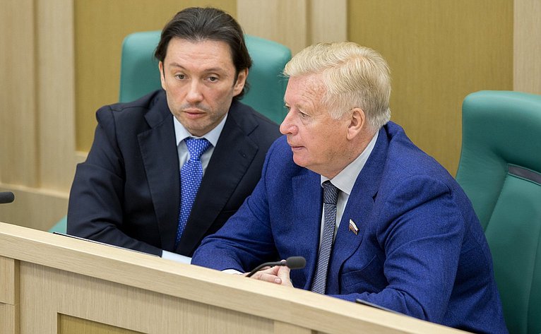 М. Кавджарадзе и Л. Тягачев 389-е заседание Совета федерации