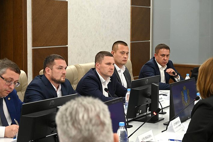 Айрат Гибатдинов принял участие в прошедшем в регионе межведомственном совещании по вопросам протезирования и реабилитации участников и ветеранов СВО