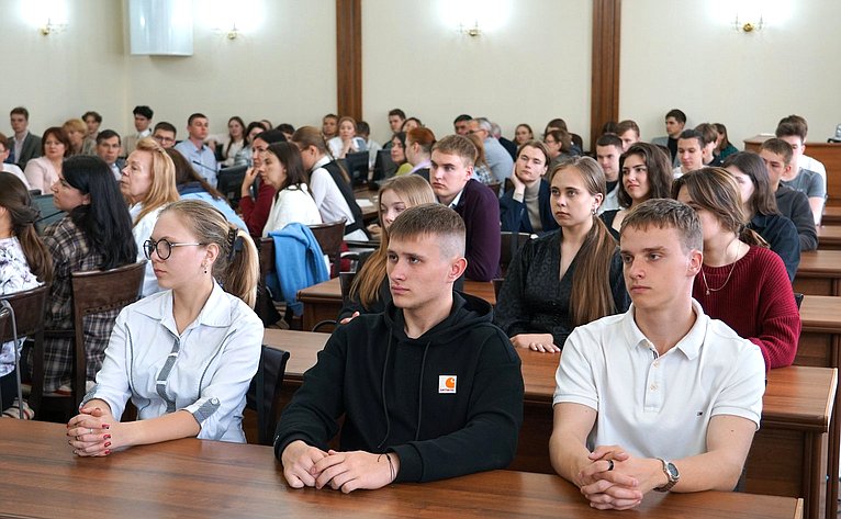 Парламентарии встретились с молодыми юристами – студентами Юридического института Алтайского государственного Университета, с которыми провели открытый диалог