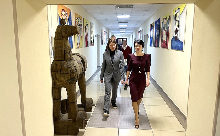 Юлия Лазуткина в ходе поездки в регион провела рабочую встречу с руководством лечебно-оздоровительного центра «БлагоДарю» и посетила реабилитационную базу
