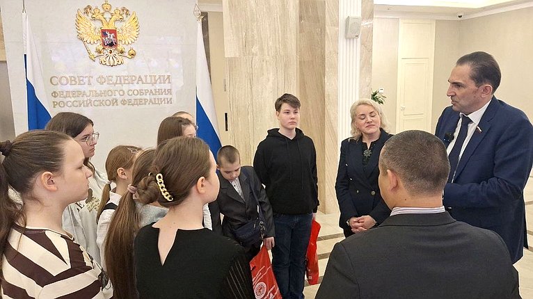 Андрей Хапочкин наградил юных победителей конкурса из Луганской народной республики
