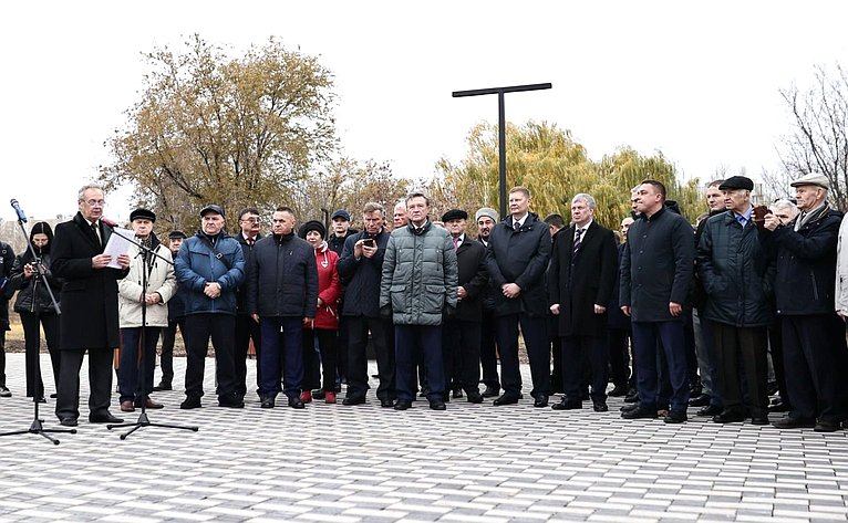 Церемония закладки капсулы на месте будущего памятника молодым строителям авиакомплекса и аллеи авиастроителей