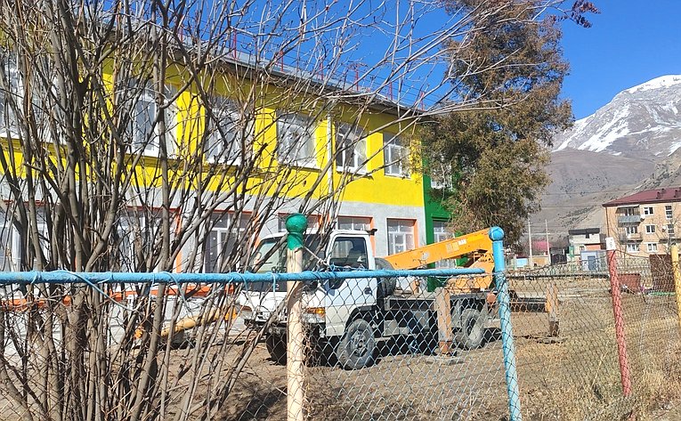 Виталий Назаренко в рамках региональной недели посетил поселок Верхний Фиагдон в Алагирском районе