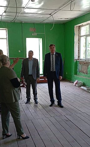 Александр Савин во время работы в регионе ознакомился с ходом проведения капитального ремонта в школах Калужской области