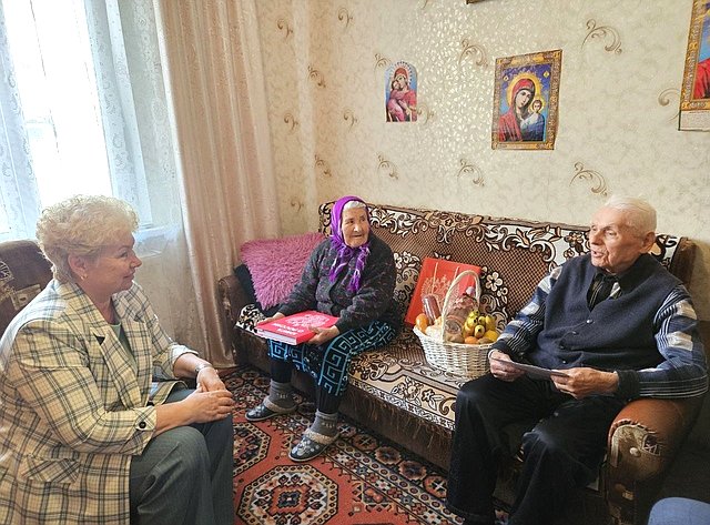 Ольга Бас в ходе поездки в регион вместе с представителями Станично-Луганской администрации навестила ветеранов Великой Отечественной войны, передала гостинцы