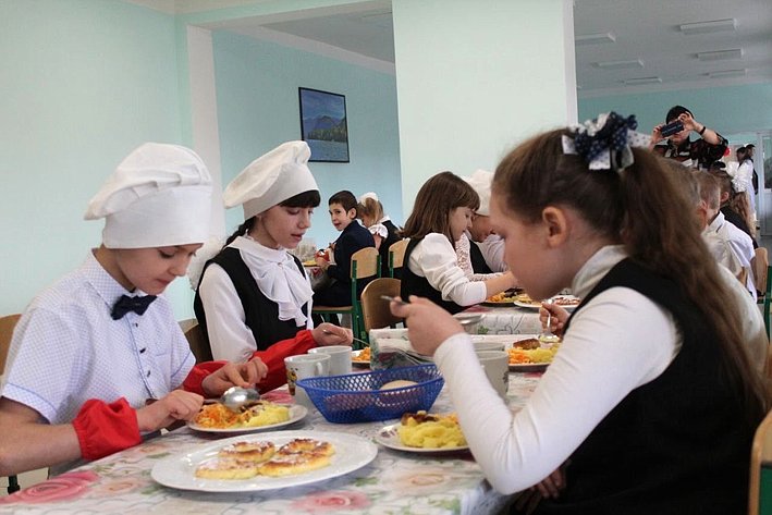Открытие школьной столовой и пищеблока Трёхизбенской основной школы в Славяносербском районе