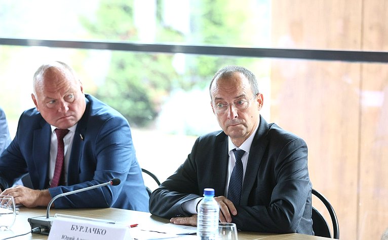 Алексей Кондратенко побывал на одном из крупнейших предприятий – агрофирме «Южной» в Таманском сельском поселении и принял участие в совещании, посвященном развитию виноградарства и виноделия как ключевой отрасли для экономики Краснодарского края