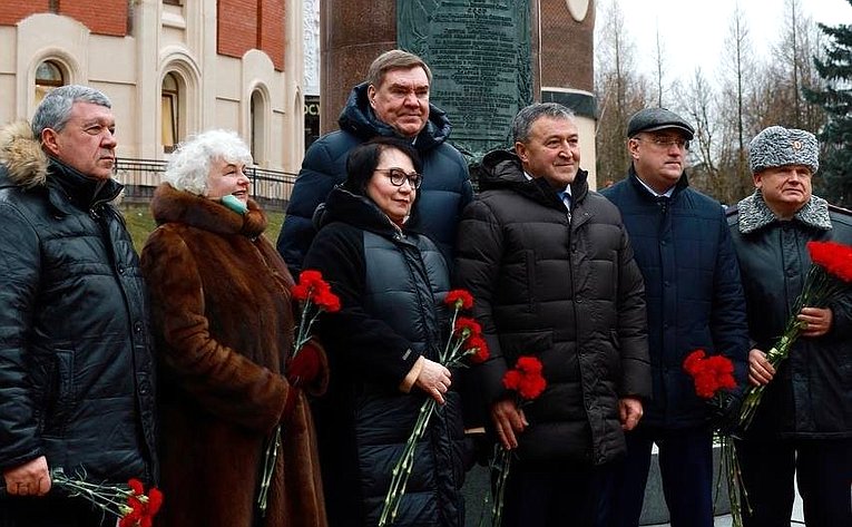 Александр Савин в ходе поездки в регион принял участие в торжественных мероприятиях, посвященных празднованию 128-й годовщины со Дня рождения Маршала Победы Георгия Константиновича Жукова