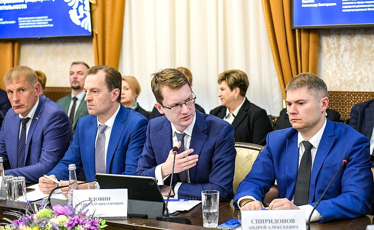 Вячеслав Тимченко провел расширенное заседание по вопросам контрольно-надзорной деятельности в Республике Хакасия