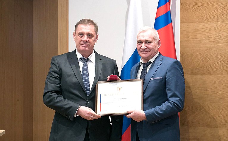 Николай Семисотов вручил Почетные грамоты Совета Федерации