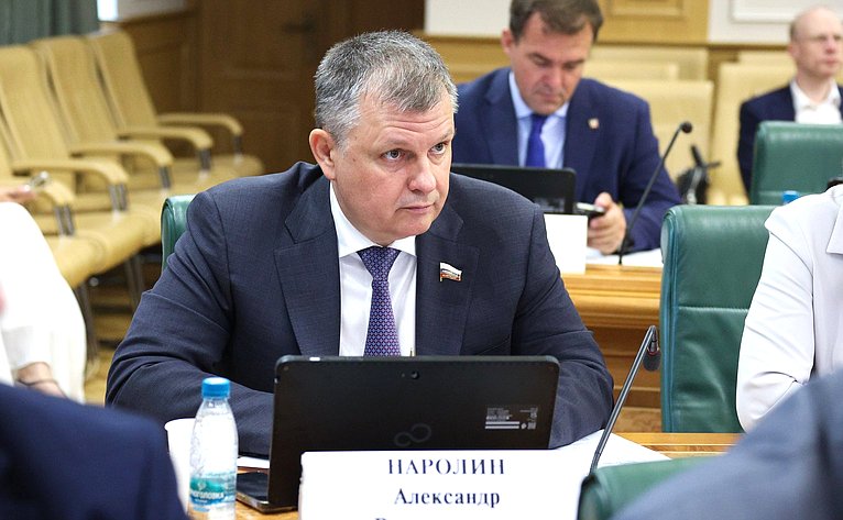 Александр Наролин