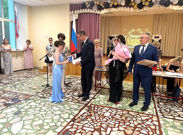 Николай Владимиров вручил аттестаты и медали выпускникам школы № 31 города Чебоксары