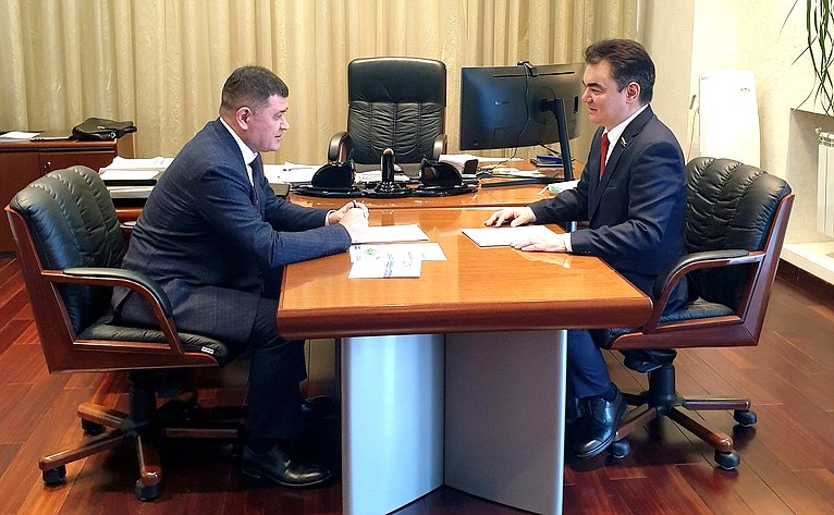 Ирек Ялалов в ходе поездки в регион провел рабочую встречу с генеральным директором компании «Газпром газораспределение Уфа» Альбертом Лукмановым