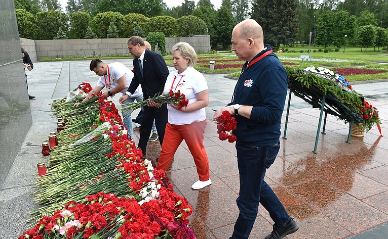 Участники проекта «Поезд Памяти» посетили Пискаревское мемориальное кладбище