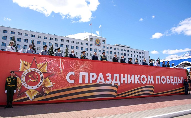 Заместитель Председателя СФ Константин Косачев присутствовал в числе почетных гостей на параде, проведенном в регионе в ознаменование 78-й годовщины Победы в Великой Отечественной войне 1941–1945 годов