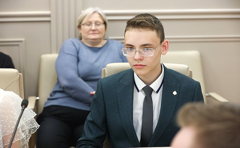 Анатолий Артамонов встретился в Совете Федерации со школьникам из Людиновского района Калужской области