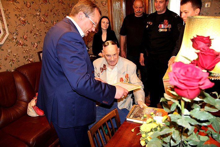 И. Мартынов поздравил ветерана- Курдова с 70-летием Великой Победы