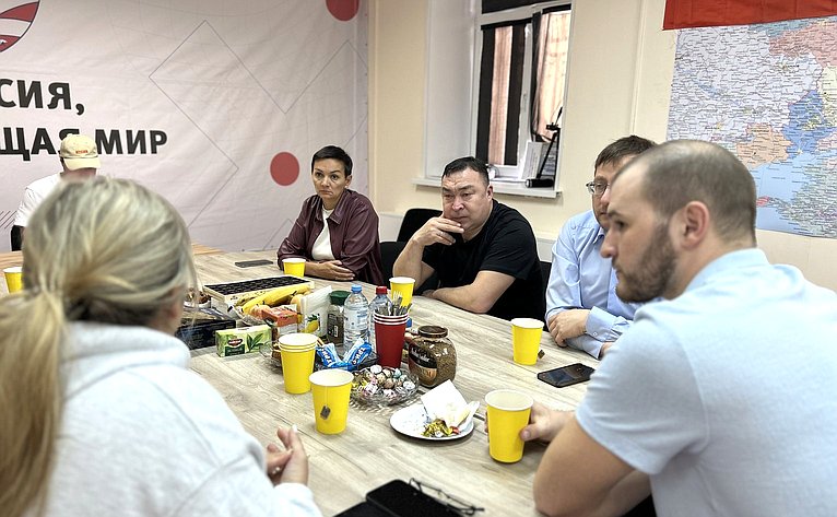 Александр Новьюхов в ходе поездки в регион посетил пункт сбора помощи югорчанам, принимающим участие в специальной военной операции