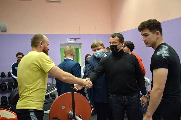 Эдуард Исаков встретился с коллективами двух крупных бюджетных спортивных учреждений Югры