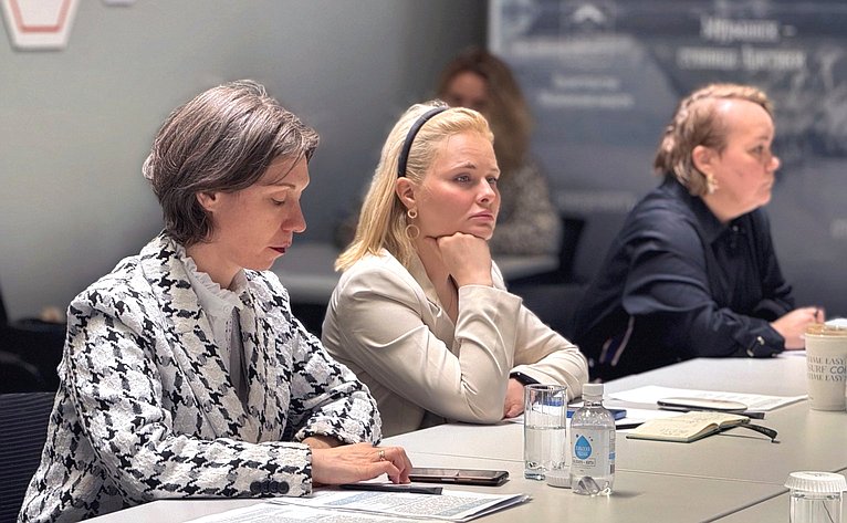 Елена Дягилева провела совещание, темами которого стали действующие преференции для бизнеса в Мурманской области и вектор дальнейшего развития льготных режимов на Дальнем Востоке и в Арктике