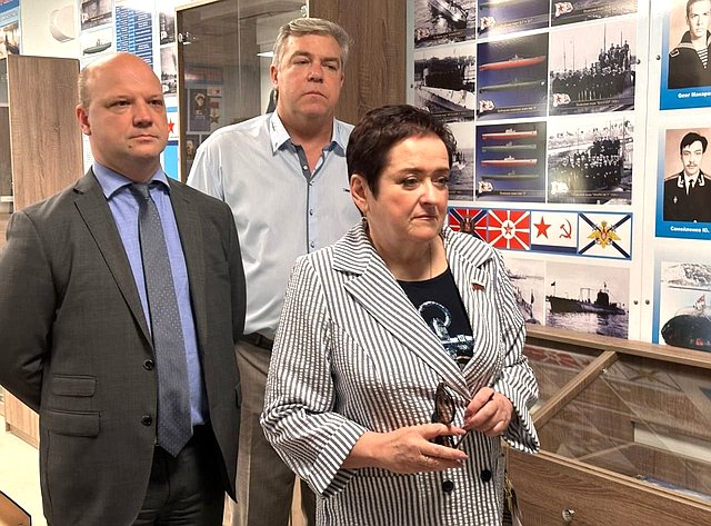Лариса Мельник, поздравила севастопольских выпускников с последним звонком