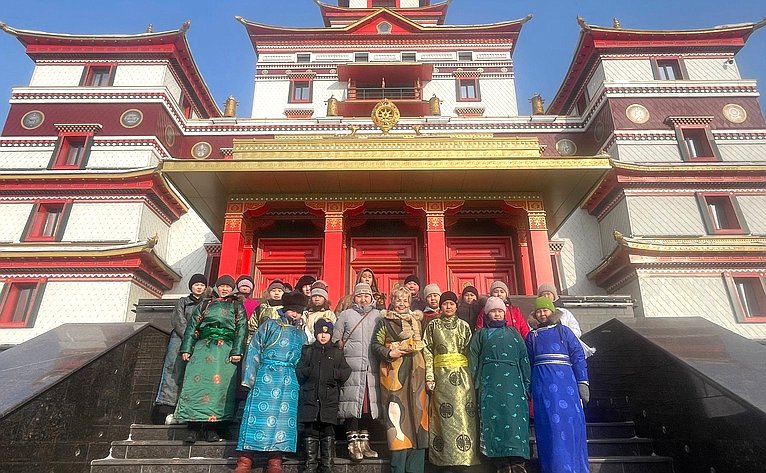 Дина Оюн посетила в Туве открытый в Кызыле храм Тубтен Шедруб Линг